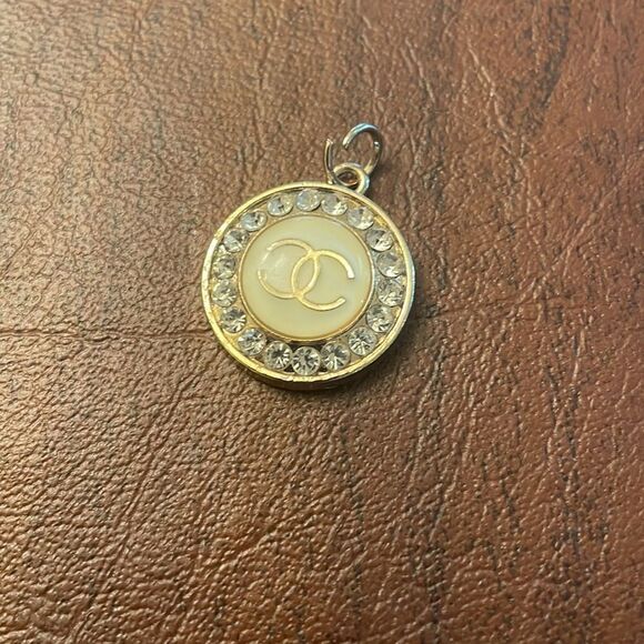 Chanel gold round pendant with fake diamonds around the CC - Picture 2 of 4